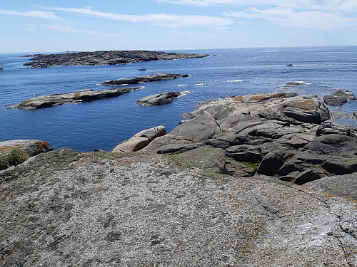 Fra toppen av Uleholmen, mot Kløvningen, Færderfyr langt der bak