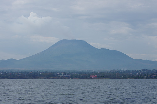 Mount Nyiragongo sett fra Kivusjøen med byen Goma i forgrunnen