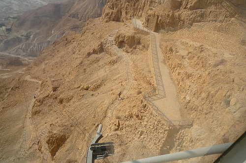 Stien opp østsiden av Masada-klippen kalles   "Slangestien" fordi den snor seg som en slange opp fjellsiden. Mannen med ryggsekk omtrent midt i bildet er meg. Min kone tok bildet da hun satt i kabelvognen på vei opp til platået.