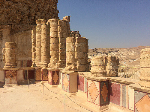 Ruinene etter Kong Herodes' palass gjør at Masada-platået er verd et besøk uavhengig av om man tar turen til fots opp slangestien eller om man velger kabelvognen for å komme seg opp.