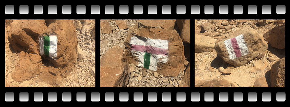 Turstiene i ørkenen i Israel er godt merket. Bildet i midten angir stedet der en grønt-merket sti møter en rosa-merket sti.