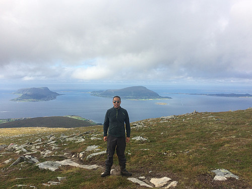 Utsikt frå Hestehaudet mot Nordøyene. Fra venstre sees Haramsøya, Skuløya og Fjørtofta. Eldste-gutten i forgrunnen.