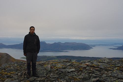 På toppen av Remmemstinden med utsikt mot Moldefjorden og Otrøya.