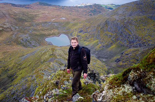 Undertegnede på vei opp midtryggen til Remmemstinden. Brastadvatnet og Tresfjorden i bakgrunnen. (Foto: Dag Solholm)