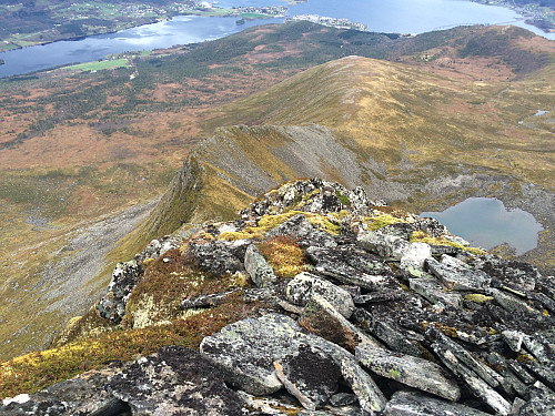 Tilbakeblikk på nordøstryggen fra topp-platået. Remmemsvatnet nede til høyre. Vestnes sentrum i bakgrunnen.