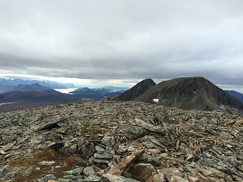 På toppen av Remmemstind. Utsikt mot Ytstetind og Trolltind. Til venstre sees Storfjorden i bakgrunnen. Til høyre sees Skjerdingen/Blåskjerdingen i det fjerne.