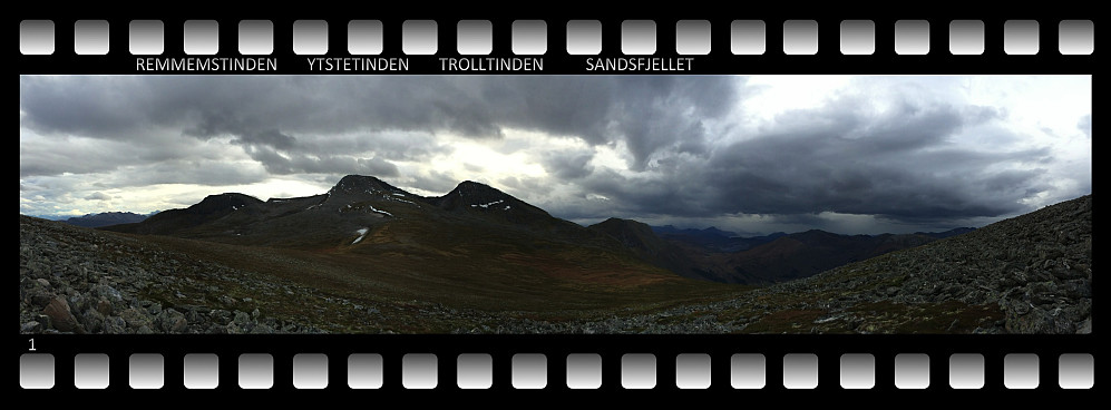 Fra toppen av Båten (819 m.o.h.) sees (fra venstre) Remmemstind, Ytstetind, Trolltind og Middagsfjellet. Til høyre for tinderekka ser man utover Engesetdalen og i retning Storfjord.
