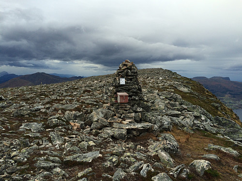 Varden på "Båten". Båten har to topper, den ene på 813 meter og den andre på 819, men med nesten ingen primærfaktor mellom dem. Varden med boka er plassert omtrent midtveis mellom de to. Den høyeste toppen er den vest for varden.