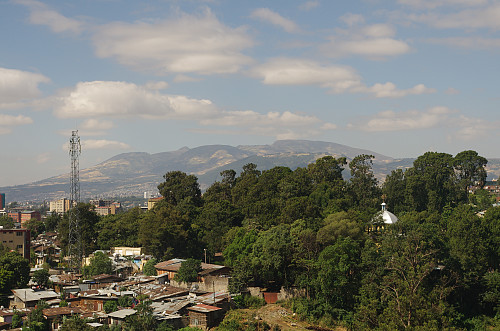Wochecha-fjellet med deler av Addis Ababa i forgrunnen. Bildet er tatt fra 6te etasje i Churchill Hotel i byen. Fjellet rager 3391 meter over havnivå, mens byen ligger omkring 2350 meter over havet.