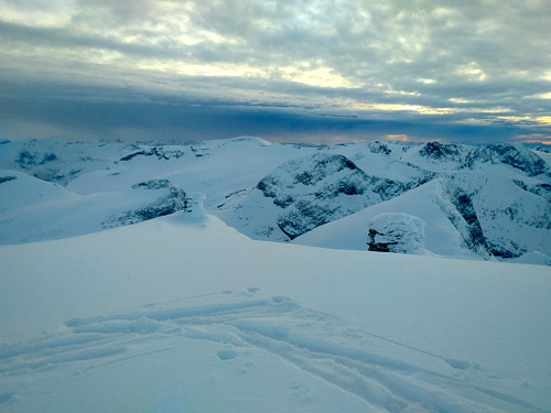 De to vardene på toppen av Alnestinden. Jeg hadde tenkt å skrive navnet mitt i boka, men postkassa var frosset igjen, og jeg hadde ikke med meg kubein...