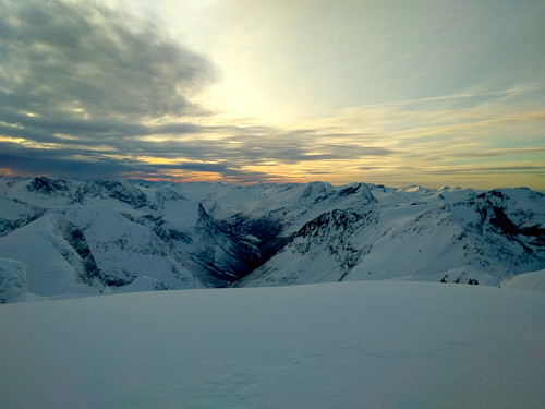 Utsikt vestover fra Alnestinden. Det var ikke lenge igjen til solnedgang da jeg nådde toppen, men jeg visster turen var lang, og hadde hodelykt med i sekken.