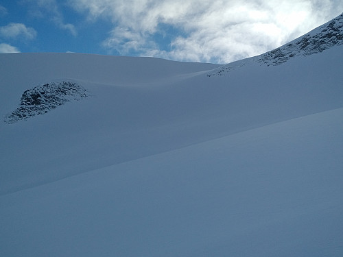 Her blir det bratt, og man må mellom de to fjellknausene på bildet dersom man skal komme seg opp på Alnestinden på ski om vinteren. Akkurat mellom disse to fjellknausene løste jeg ut et snøskred helt i slutten av desember i fjor.