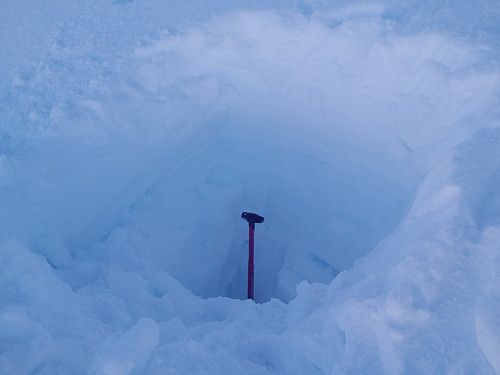 Graving av snøprofil. Jeg har tidligere løst ut snøskred i det bratte partiet mellom de to fjellkneusene på foregående bilde, så denne gangen tok jeg ikke sjansen på annet enn å skaffe meg kunnskap om forholdene nede i snøen.