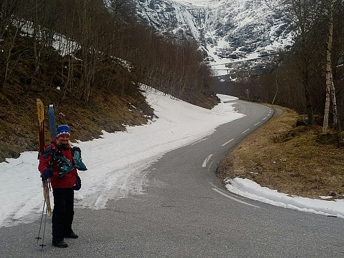 ...og tok beina fatt med ski og skistøvler på ryggsekken. (Jeg hadde glemt å surre sammen skituppene før jeg tok bildet, men husket på det før jeg begynte å gå).