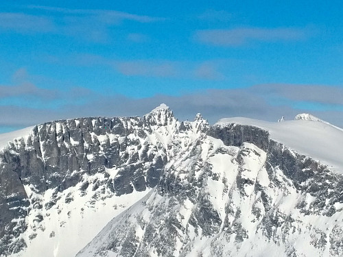 Når man nærmer seg toppen på Alnestinden, kommer Store Trolltinden (1788 m.o.h.) til syne bak Storgrovfjellet.