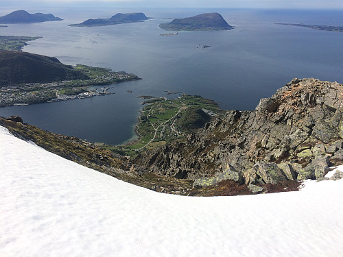 Utsikt mot Brattvågen og "Nordøyane".