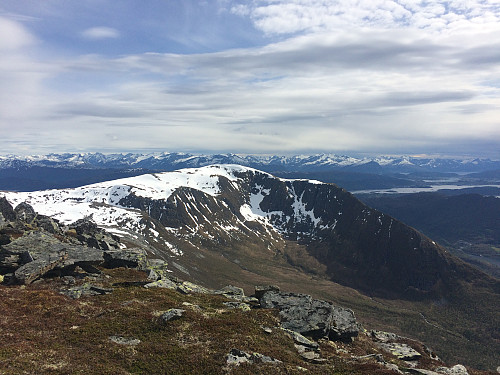 Utsikt mot Urfjellet (839 m.o.h.).