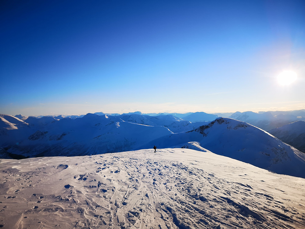 Bilde 7: Fra topp-plateauet på Ørastolen. Utsikt mot Auskjeret og fjellryggen/traversen bort til Auskjeret.