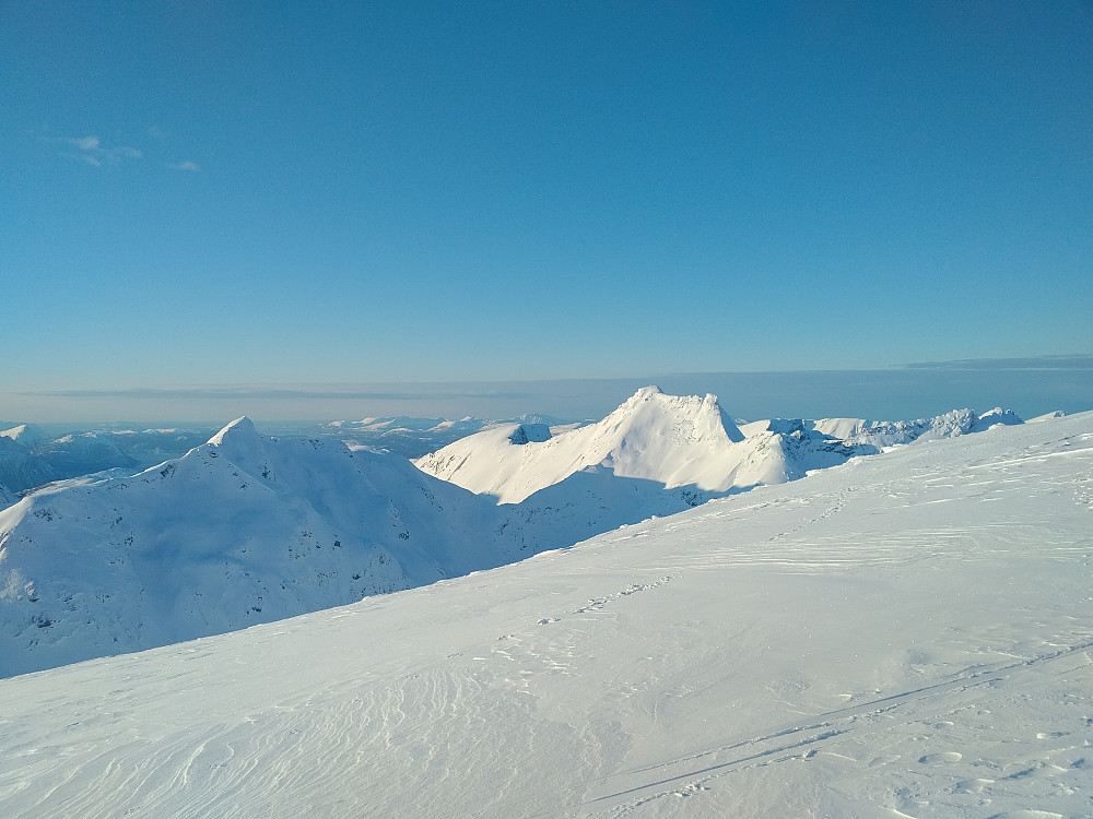 Bilde 8: Grytavasstinden (til venstre) og Lauparen (omtrent midt på bildet) sett fra topp-plateauet på Ørastolen.