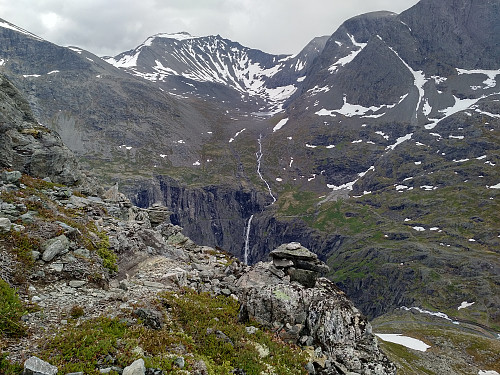 Image 11: A stone pile marking the route up the southern ridge of Mount Bispen. This was the only stone pile I encountered between the plateau of Lake Bispevatnet and the summit of the mountain. It probably was located at one of the points at which the blue and red lines on the left image intersect.