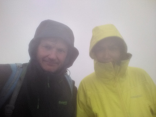 Jeg og datteren på toppen av Gullfjellet 914. Det var surt og kaldt, det var tåke og ikke noen utsikt, men frisk luft var det nok av.