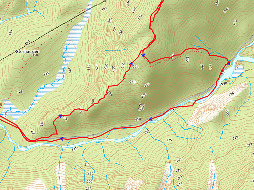 Fordi vi ikke visste om stien opp fjellsida til høyre i bildet, tok vi oss direkte opp gjennom kratt og småskog på selve eggen, hvor det ikke var noen sti. Dette var tabbe nummer 2. Først etter bortimot 30 minutter kom vi inn på stien som kom opp fra høyre.