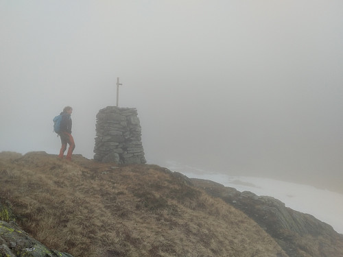 En av de mange vardene som markerer traséen fra Hestebotnen og opp til Gullfjelltoppen. Stien passerer like ved Gullfjellet 914 som vi besøkte denne dagen.