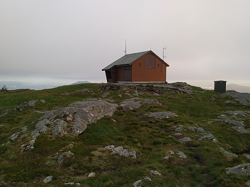 Det høyeste punktet på "Rundemanen Vest", med et lite hus på toppen. Toppen ligger 557 m.o.h., og altså ca. 11 meter lavere enn hovedtoppen.