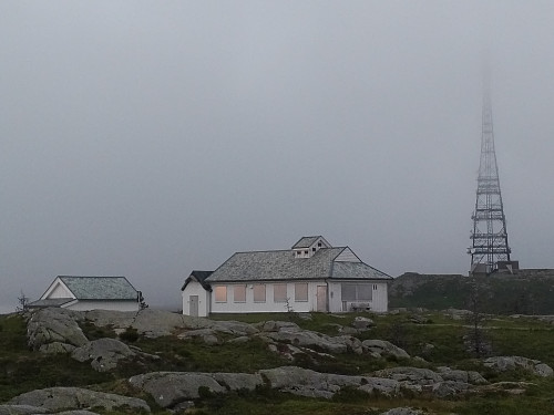 Vest-toppen av Rundemanen med Rundemanen Sendestasjon. Bakom sees hovedtoppen med sin karakteristiske antenne.