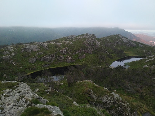 To små tjern oppe på Blåmanen. Toppen med varde (ca. midt på bildet) er "Blåmanen Øst". Bildet er tatt fra fjellryggen rett sør for "Blåmanen Nord".