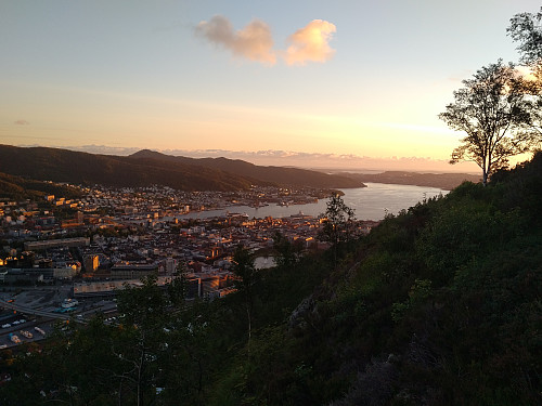 På vei over "Knatten", med utsikt over Bergen by i kveldslyset.