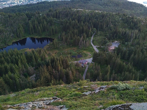 Fra Blåmanens vest-topp ser man rett ned på Brushytten, og det er styggbratt ned dit. Blåmansvatnet til venstre.