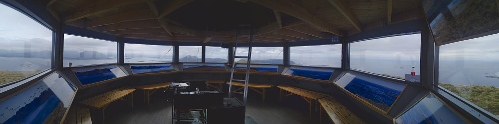 Panorama fra innsiden av hytta på toppen av Skulen. Hytta er åtte-kantet med stort vindu i hver av de åtte retningene. Under hvert vindu er det montert et fotografi av utsikten i den retningen, og med angivelse av navn på holmer, fjell og landemerker.