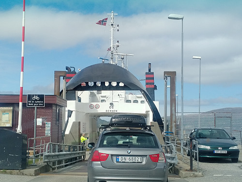 På vei ombord i ferga på Skjeltene. Om ikke mange år kan vi kjøre fergefritt ut på disse øyene med bru til holmene ved Lepsøya, og tunnell videre til Haramsøya.