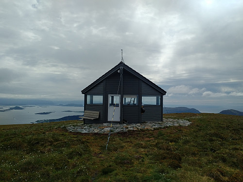 Hytta på toppen av skulen.