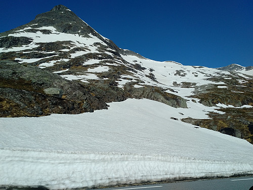 Traséen opp mot Alnestinden denne dagen. Knapt en kilometere fra veien, var det ei steinur hvor snøen var reist. Her tok de fleste av seg skiene og krysset ura til fots.