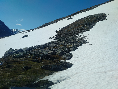 På vei oppover, valgte jeg å ta av skiene, og krysse denne steinura til fots. På vei ned igjen, holdt jeg bare høyden lenge nok til å gli forbi på snøen ovenfor.