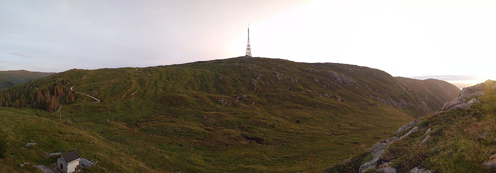 Rundemanen sett fra Ranen (498 m.o.h.). Til venstre i bildet sees veien fra Tarlebøvatnet opp til Rundemanen. Litt utenfor høyre billedkant er sola i ferd med å gå ned.