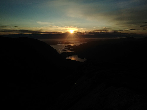 Solnedgang sett fra Ranen (498). Solstrålene speiles i Eidsvågen og i Jordalsvatnet.