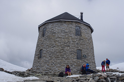 Min datter nyter matpakkens in ved veggen på Skålatårnet. Tårnet er et yndet overnattingssted for dem som velger å ta turen opp én dag, og turen ned igjen for eksempel neste dag.