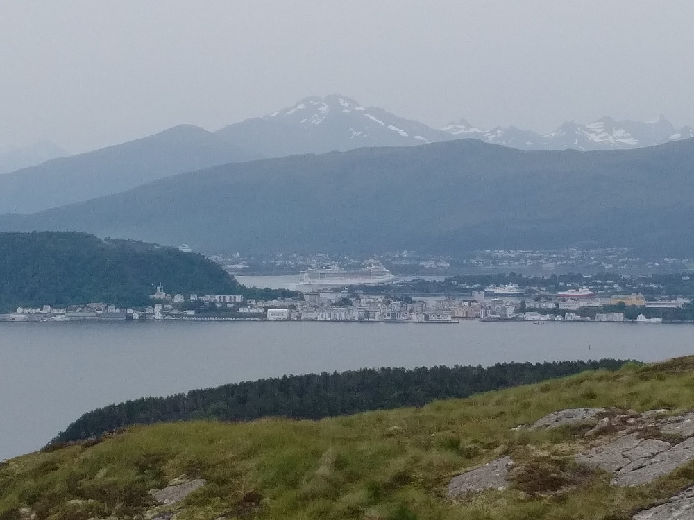 Utsikt fra Signalen/Valderøyfjellet mot Ålesund. I bakgrunnen sees først Sulafjellet med Svanshornet, og bak der igjen Jønshornet og Randers Topp.