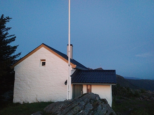 Fjellhytten på Søre Midtfjellet. Knausen rett ved der flaggstanga står, er høyeste punktet på Søre Midtfjellet.