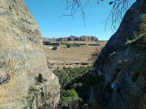 The Isalo Rock Lodge as seen from the gorge that I entered by climbing the steep rock seen on the previous picture. The Isalo Rock Lodge offers quite luxurious accommodation, a nice restaurant and an outdoor swimming pool.