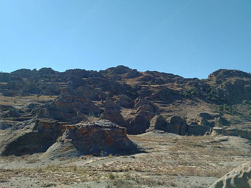 The gorge that I had entered led me onto a fascinating mountain plateau, where I realized it was just to push on to the summit of the mountain.