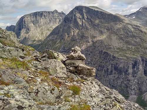 Image #4: I did encounter a stone pile on my way up the south ridge of Mount Bispen even on this occasion, but it was not the same as I encountered last time I climbed this mountain ridge (image to the right). According to what I've read, there should be numerous such stone piles all along the route up the south ridge of Mount Bispen, just as the case is with the "standard route", i.e. the route along the north ridge.