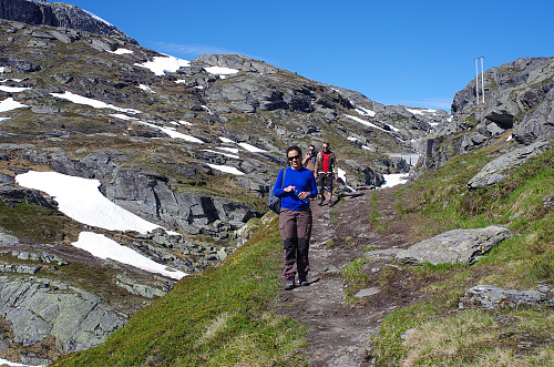 Image #9: The track is quite nice most of the way to the Troll's Tongue. Here from the last part of the trek towards the "tongue". The river with the dam is Endaåna.