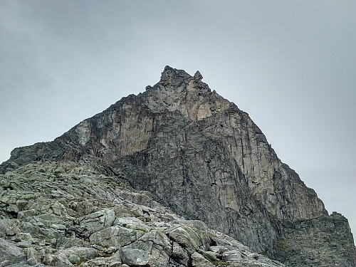 Bilde #2: Kongen. Fjellveggen midt i bildet er for bratt for oss vanlige turgåere. For å nå toppen, følger man derfor fjellryggen til venstre, og deretter ei renne opp mot toppen.