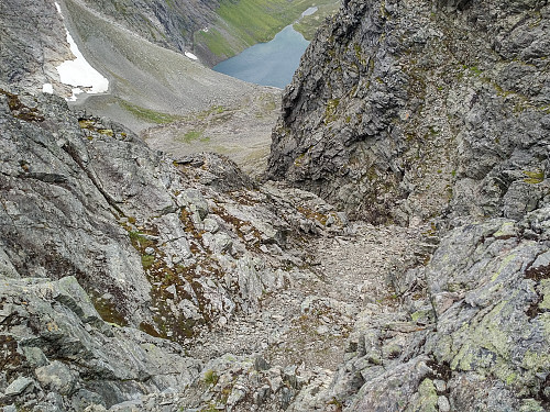 Videre nedover den samme renna. I bakgrunnen sees Haugabotnen med Haugabotsvatnet. Vi skal imidlertid bratt opp igjen på stien til høyre i bildet.