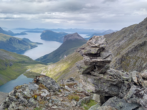 Traversen mellom Kongskneet og Dronninga er godt merket med små og mellomstore varder. I det fjerne sees Sekken og Molde.