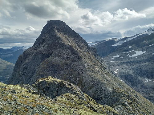 Veien videre fra Karitinden til Dronninga. Fjellet Kongen ligger rett bak Dronninga fra denne vinkelen, og går på bildet ganske så i ett med Dronninga, slik at det visuellt er litt vanskelig å skille dem fra hverandre på bildet. Platået høyt oppe er på Kongen.